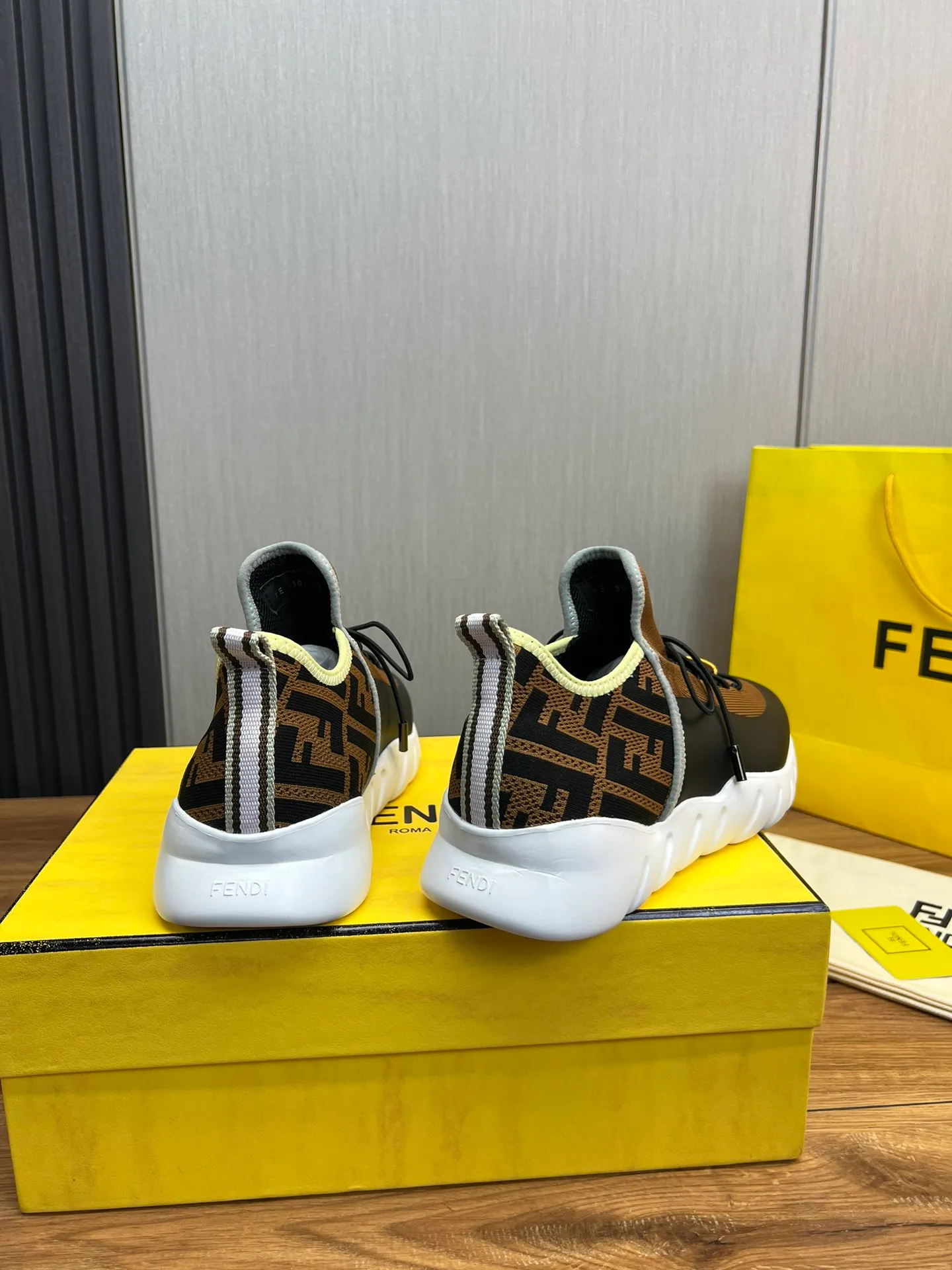 Men's shoes💰680💰 ＦＥＮＤＩ. Fendi🔍Top purchasing agent🇮🇹 The new and popular counter of the popular street boy monster has original factory configuration, original fly-knit fabric imported from Italy, high-quality printing technology, imported water-dyed cowhide with breathable mesh lining, breathable and comfortable, soles: original factory special soles are super comfortable, original factory single goods 🔍high quality, you can enter and leave the counter at will, welcome to compare, code number 39-44 (can be ordered 38.45.46)